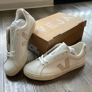 Veja Esplar Logo Leather - BNWT never worn!! Extra White/Sable color